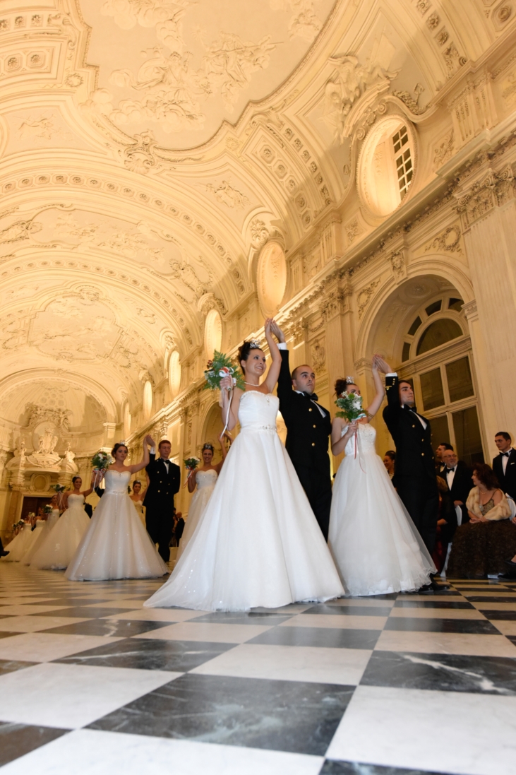 <em>L’evento <strong>“Vienna sul Lago” il  Grand Ballo della Venaria Reale</strong> ,che si è tenuto il 15 Novembre alla Reggia di Veneria Reale, dove la <strong>PASTORE BRIDAL</strong> è stata protagonista</em><br />
<em>L’evento si è svolto nella magica cornice della Galleria degli Specchi della Venaria Reale.</em><br />
 <br />
<em>Dove le debuttanti , accompagnate dagli ufficiali dell’esercito italiano della scuola di Applicazione di Torino, indossavano abiti della collezione <strong>PASTORE BRIDAL</strong></em><br />
<em>L’immagine delle debuttanti è stata affidata al noto stilista Domenico De Santis.</em><br />
 <br />
<em>La manifestazione, che ha finalità sociali e culturali, è organizzata dal Comitato Vienna sul Lago ,senza scopo di lucro e, proprio per  i progetti di solidarietà realizzati, ha ottenuto una medaglia di benemerenza dalla Presidenza della Repubblica.</em><br />
 <br />